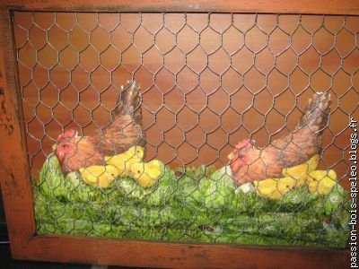 Poulets et poussins dans leur cage
